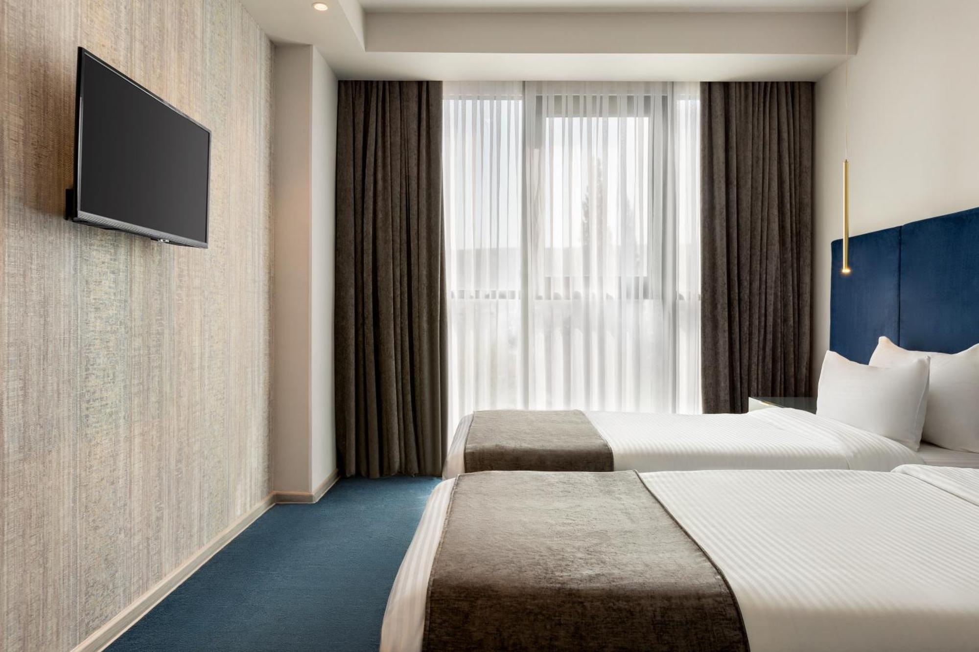 Ramada By Wyndham Tbilisi Old City Exterior photo