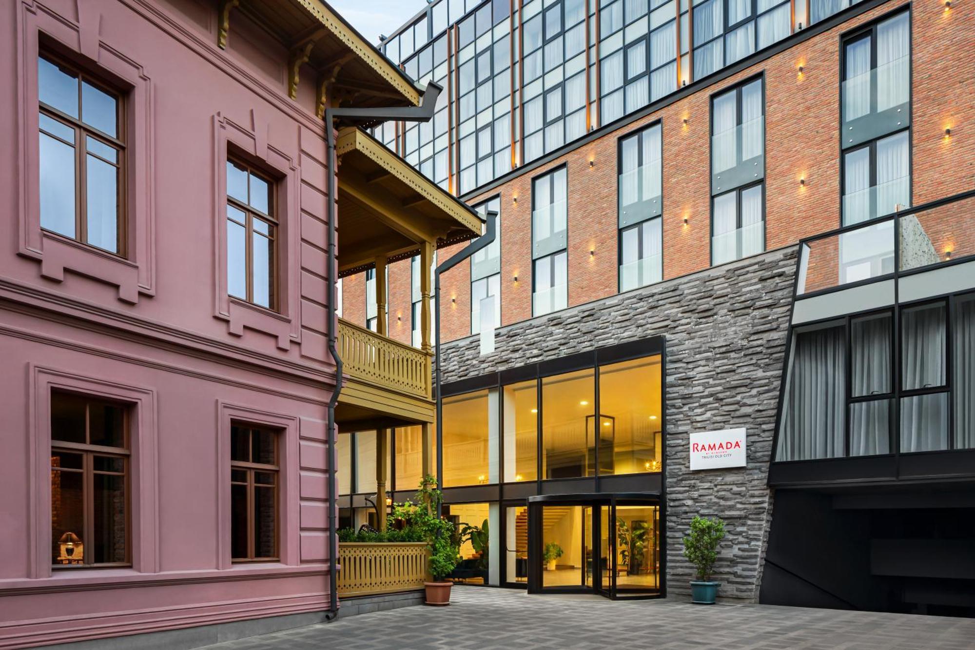Ramada By Wyndham Tbilisi Old City Exterior photo